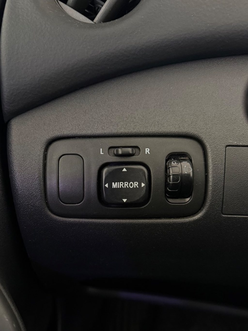 TOYOTA Yaris 1.3i 16V cat 3 porte Sol - 4