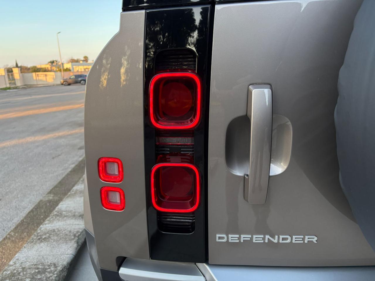 LAND ROVER Defender 110 3.0D I6 200 CV AWD Auto SE 7 POSTI - 55