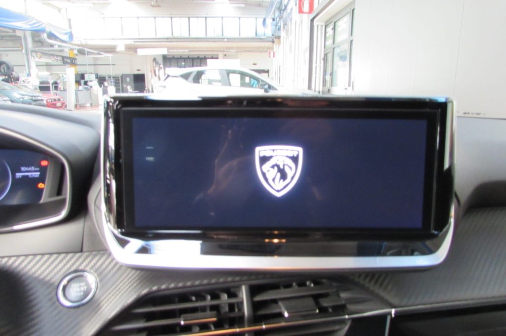 PEUGEOT 208 1.2 Hybrid 110 e-DCS6 Allure AUTOMATICA - 9