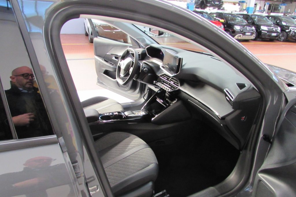 PEUGEOT 208 1.2 Hybrid 110 e-DCS6 Allure AUTOMATICA - 17