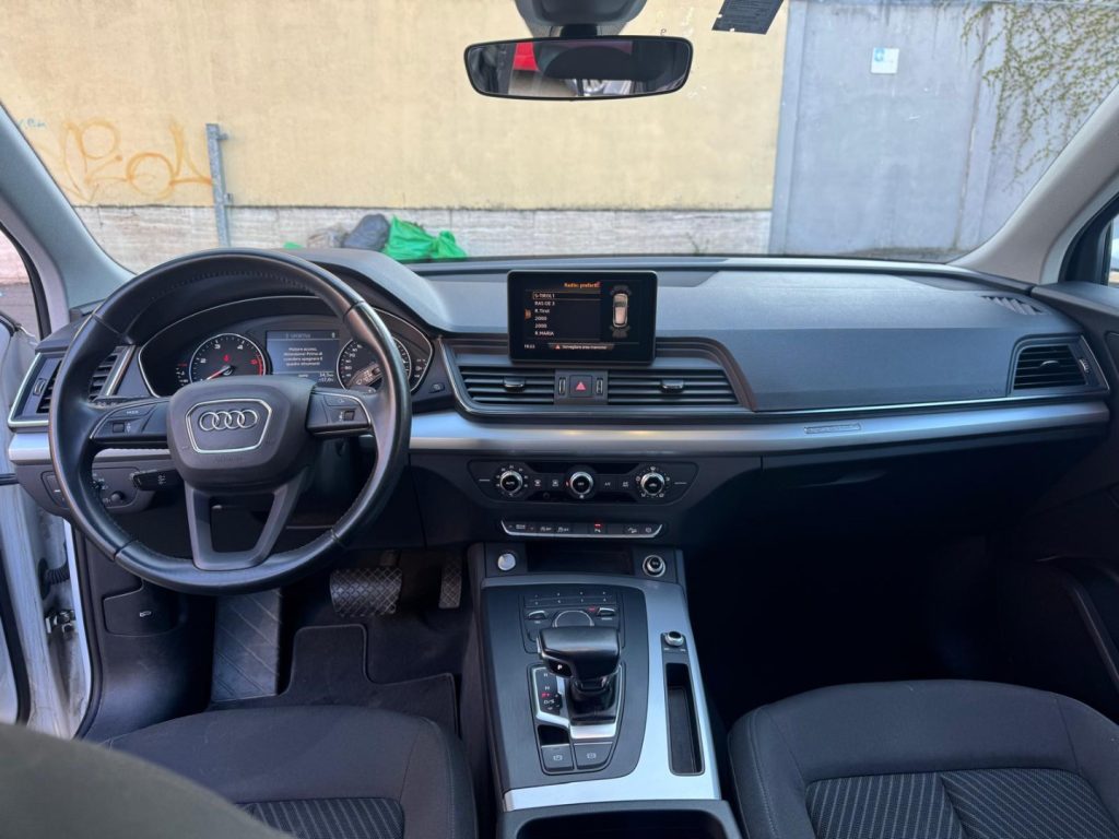 AUDI Q5 2.0 TDI QUATTRO S tronic Bus. Design - 8