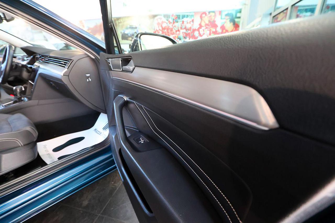 VOLKSWAGEN Passat Variant 2.0 TDI SCR EVO DSG Executive - 35