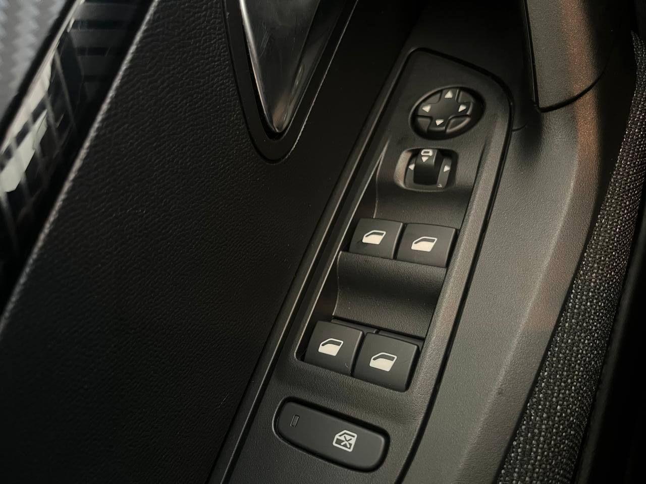 PEUGEOT 2008 Hybrid 145 e-DCS6 Style - 28