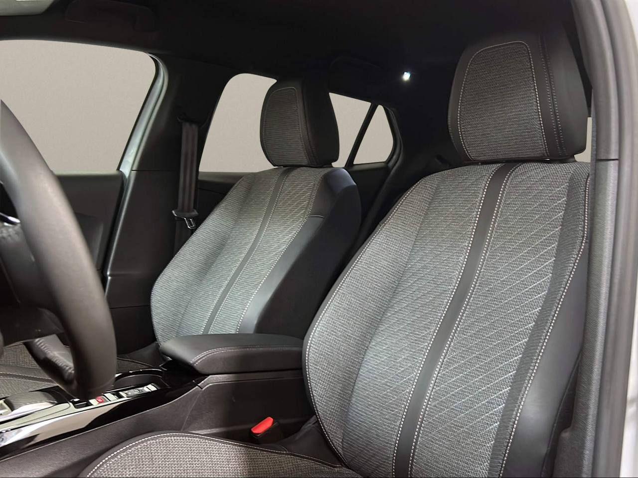 PEUGEOT 2008 Hybrid 145 e-DCS6 Allure - 9