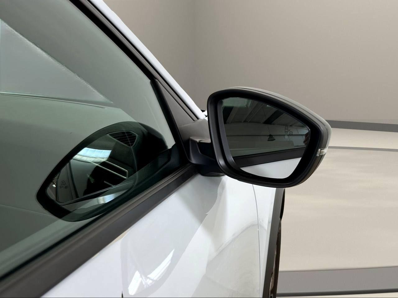 PEUGEOT 2008 Hybrid 145 e-DCS6 Allure - 37