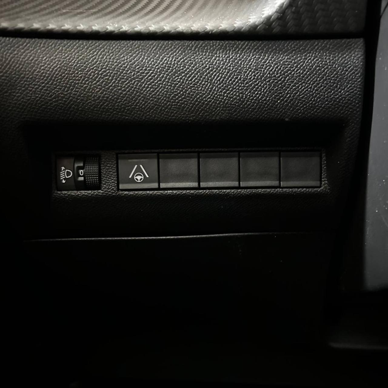 PEUGEOT 2008 Hybrid 145 e-DCS6 Allure - 29
