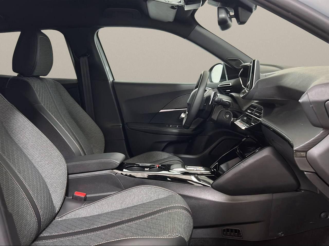 PEUGEOT 2008 Hybrid 145 e-DCS6 Allure - 11