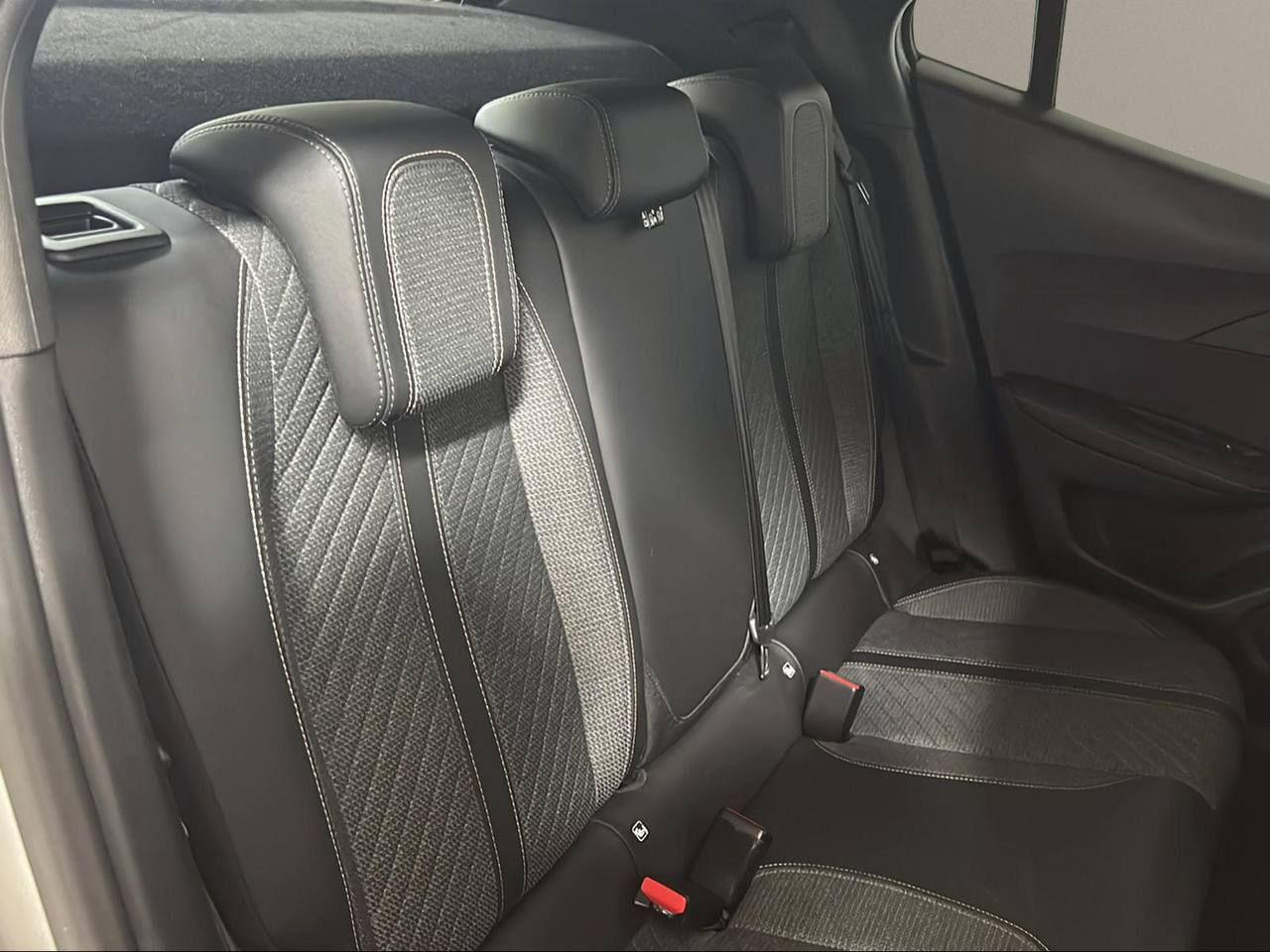 PEUGEOT 2008 Hybrid 145 e-DCS6 Allure - 12