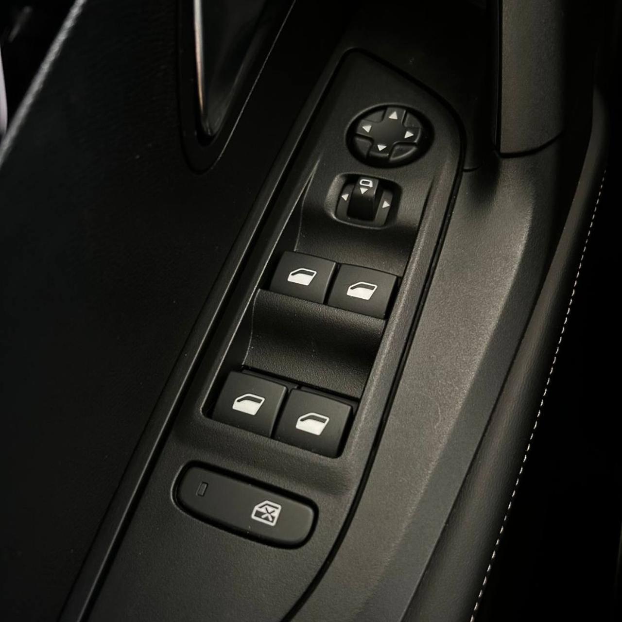PEUGEOT 2008 Hybrid 145 e-DCS6 Allure - 30