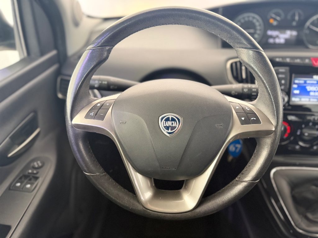 LANCIA Ypsilon 1.2 69 CV 5 porte. Platinum - 4