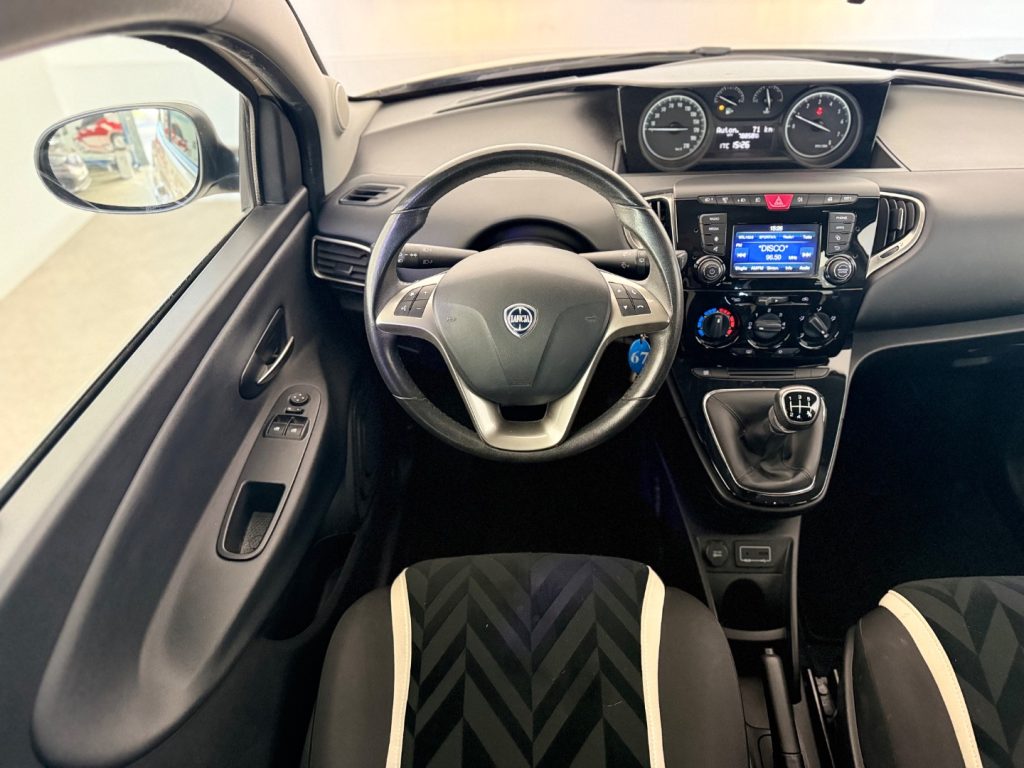 LANCIA Ypsilon 1.2 69 CV 5 porte. Platinum - 8