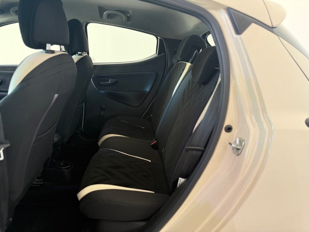 LANCIA Ypsilon 1.2 69 CV 5 porte. Platinum - 16