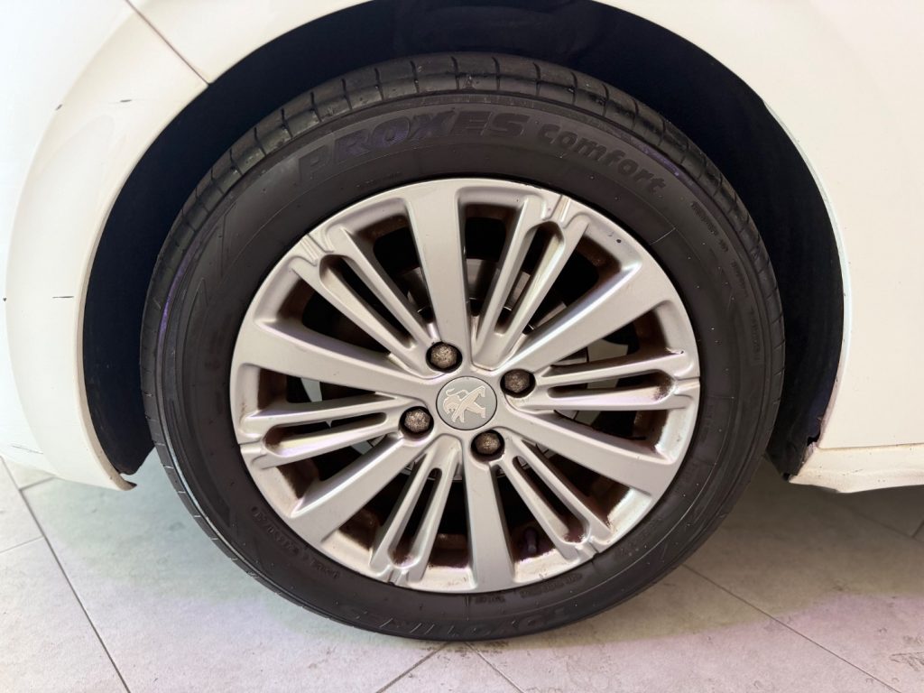 PEUGEOT 208 1° serie PureTech 82 5 porte Allure - 19