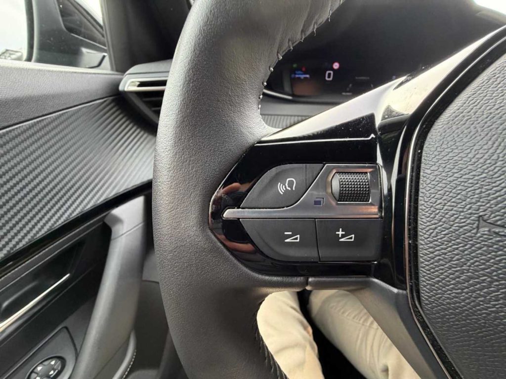 PEUGEOT 2008 PureTech 100 S&S Allure - 17