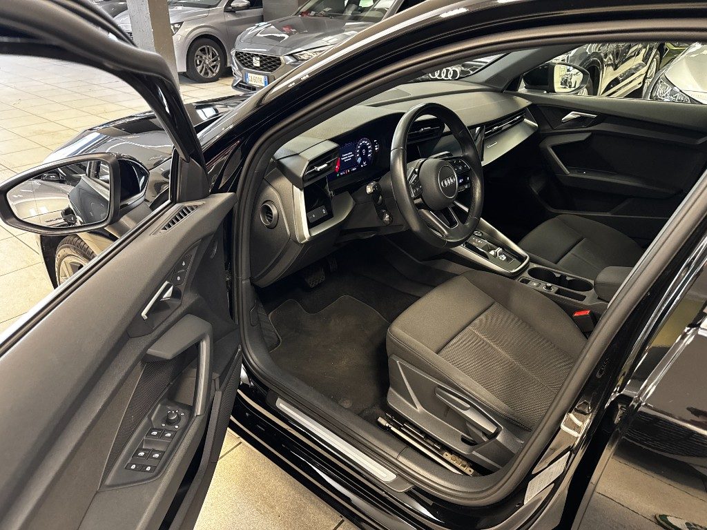 AUDI A3 Sedan 35 TDI Stronic Business Advanced - 8