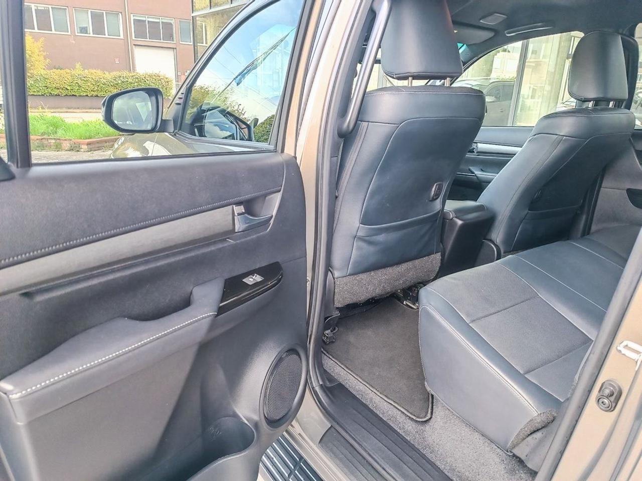 TOYOTA Hilux 2.8 D A/T 4WD 4 porte Double Cab Invincible - 8