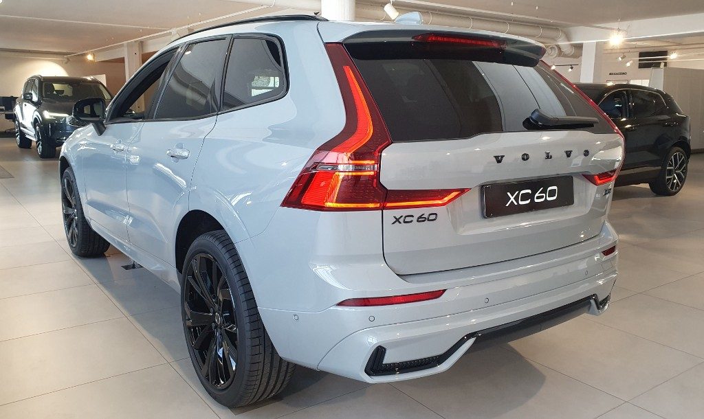 VOLVO XC60 B5 AWD automatico Plus Black Edition - Foto 2