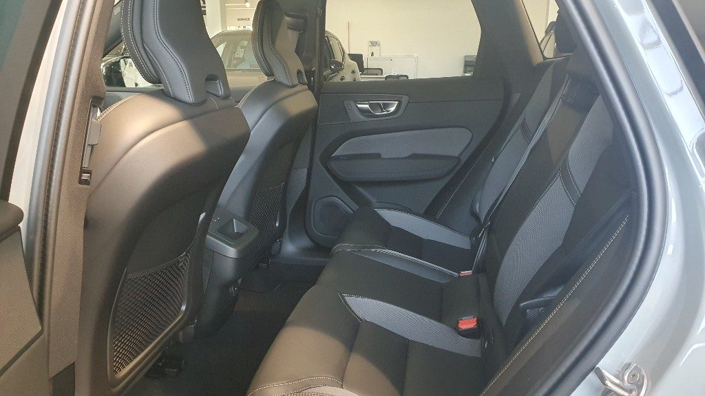 VOLVO XC60 B5 AWD automatico Plus Black Edition - Foto 6