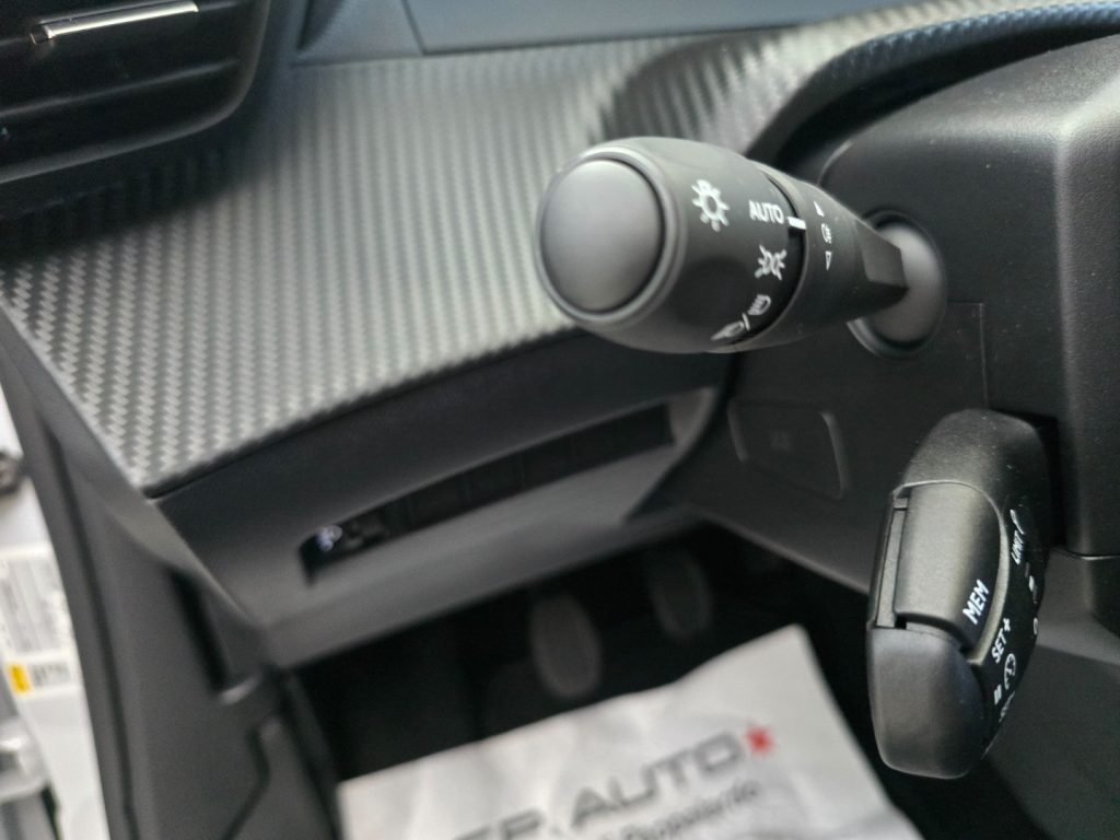 PEUGEOT 2008 PureTech 100 S&S Allure - 15