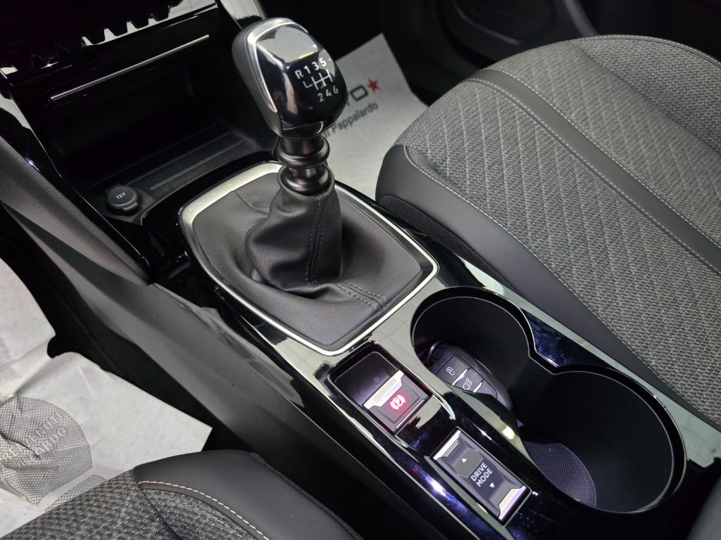 PEUGEOT 2008 PureTech 100 S&S Allure - 17