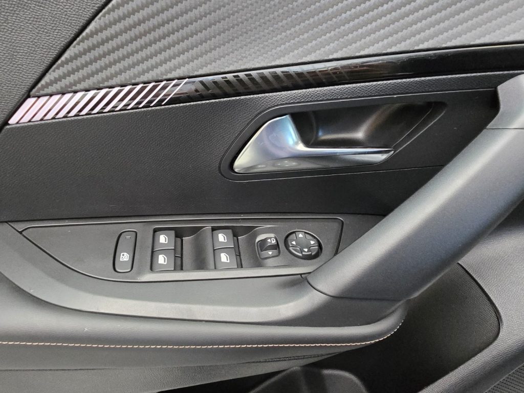 PEUGEOT 2008 PureTech 100 S&S Allure - 19