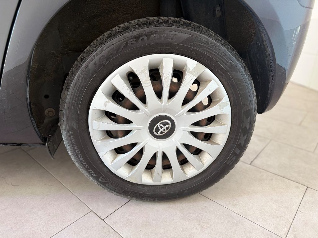 TOYOTA Yaris 1.0 5 p. - 4