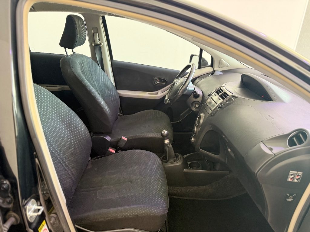 TOYOTA Yaris 1.0 5 p. - 8