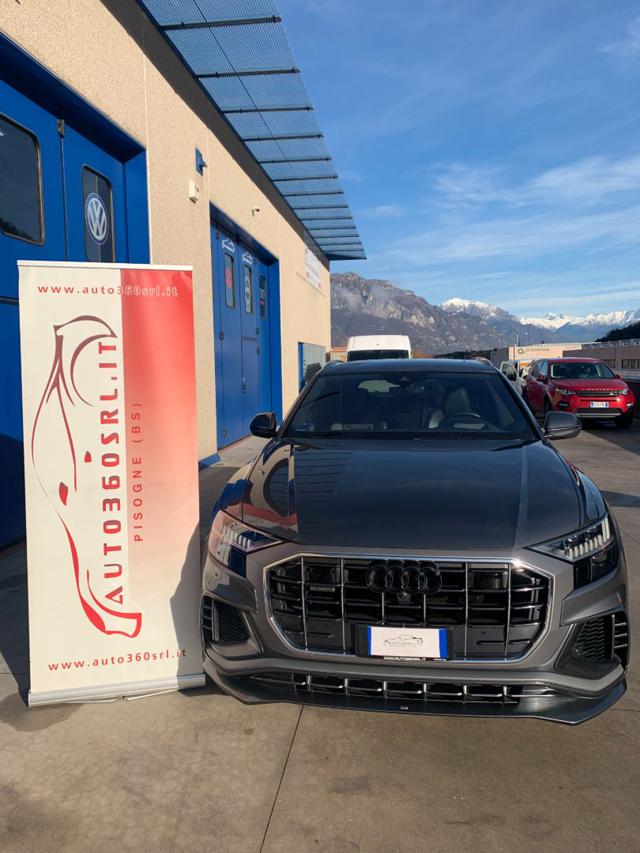 AUDI Q8 Grigio metallizzato