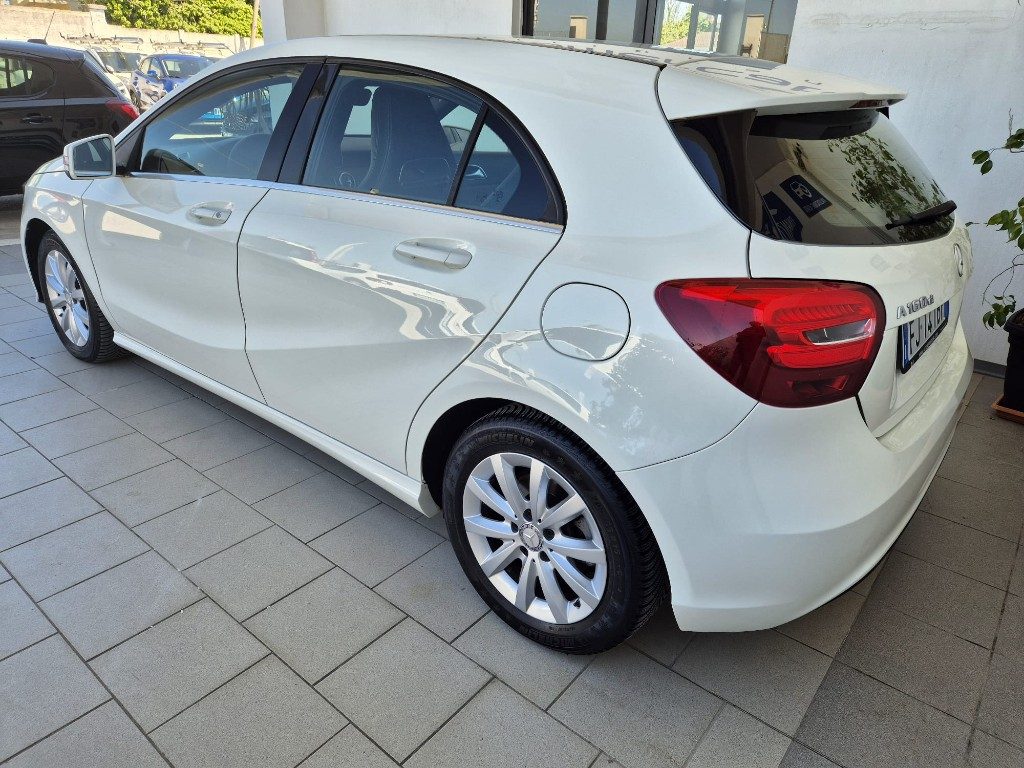 MERCEDES-BENZ A 160 d Automatic Premium - 4