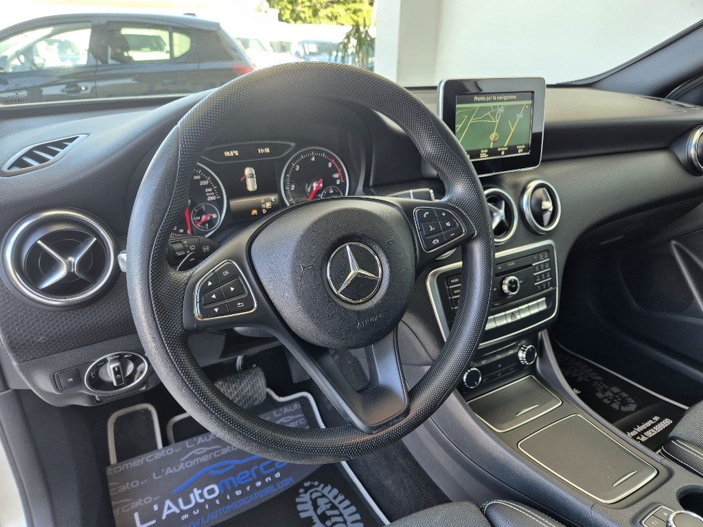 MERCEDES-BENZ A 160 d Automatic Premium - 6