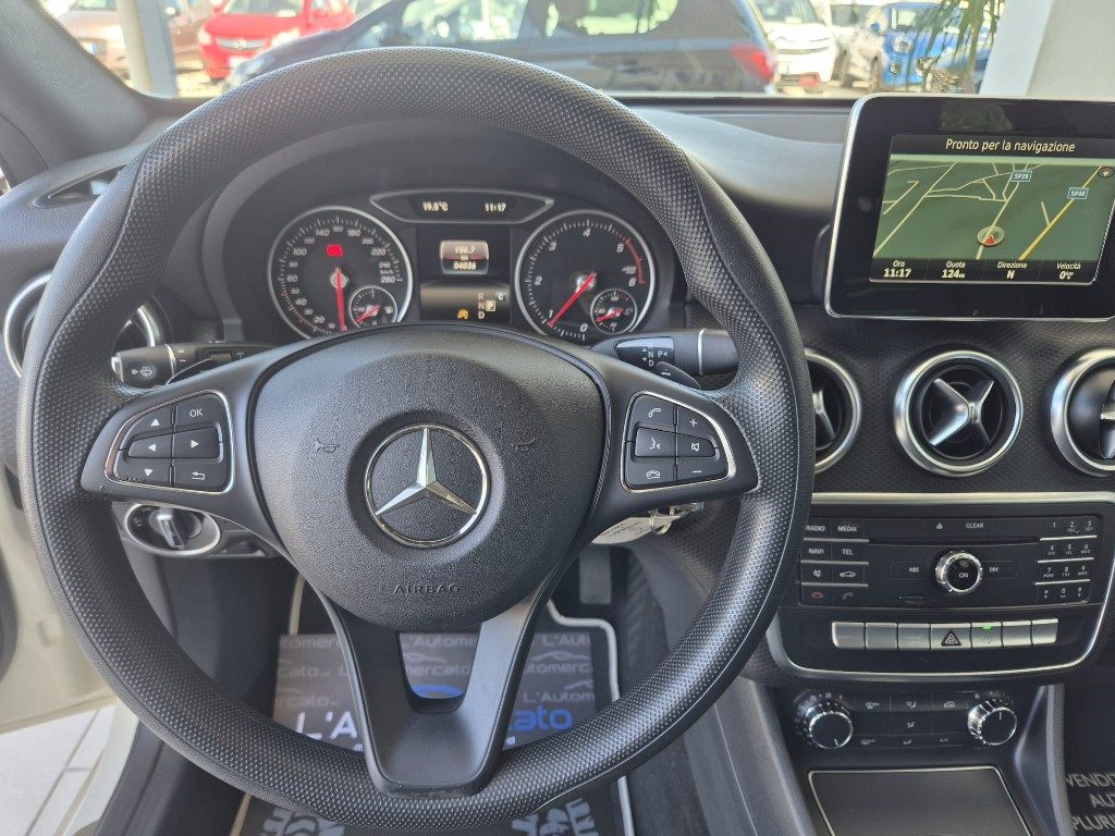 MERCEDES-BENZ A 160 d Automatic Premium - 11