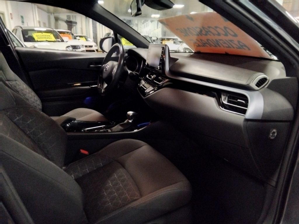 TOYOTA C-HR 2.0 Hybrid CVT business 18 - 12