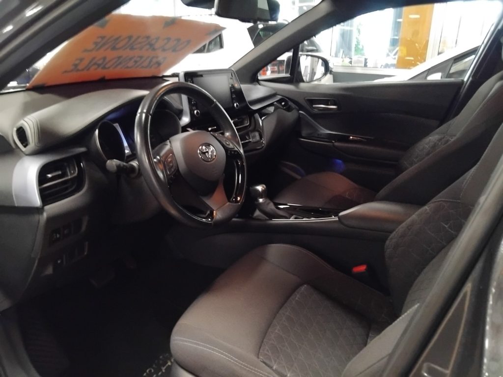 TOYOTA C-HR 2.0 Hybrid CVT business 18 - 14