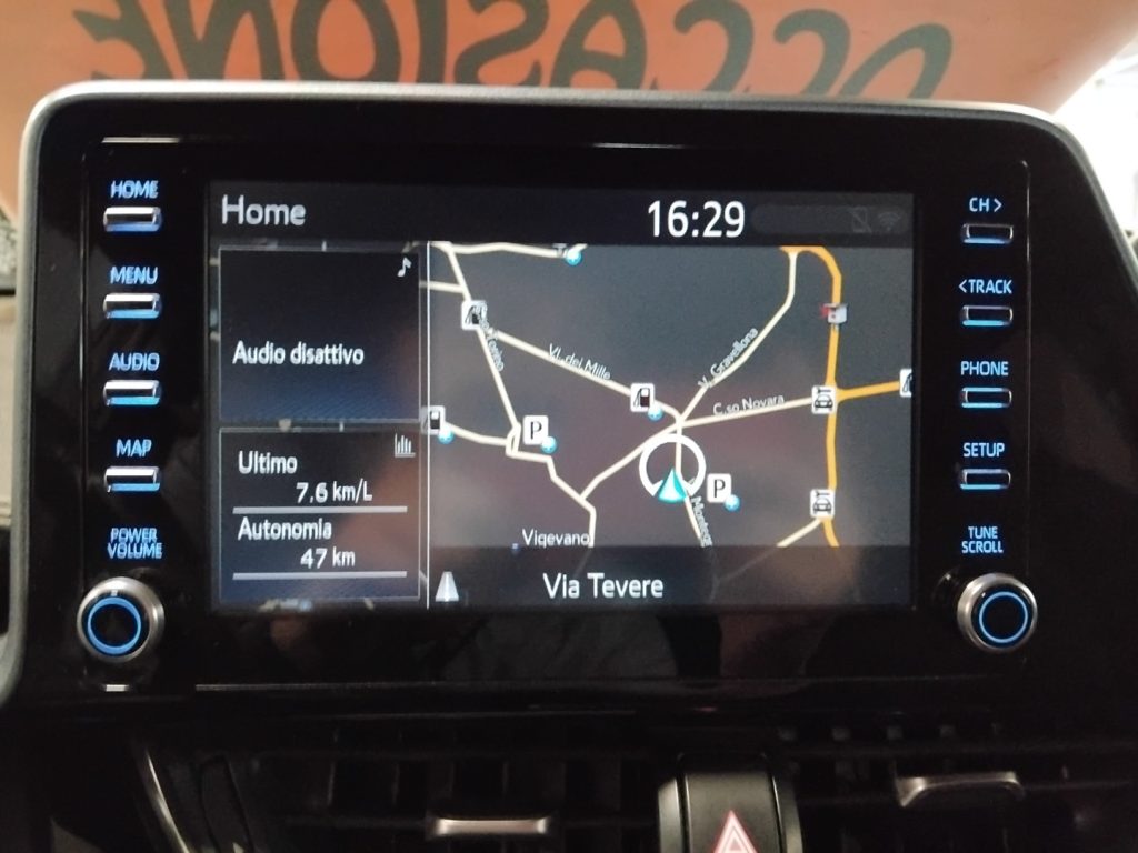 TOYOTA C-HR 2.0 Hybrid CVT business 18 - 19