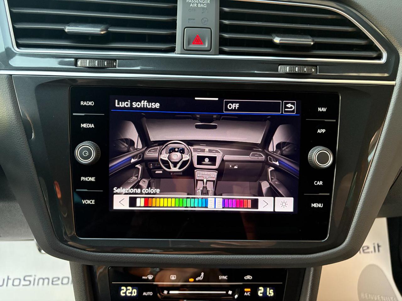 VOLKSWAGEN Tiguan 2.0 TDI 150 CV SCR DSG R-Line LUCI AMBIENTE - 19