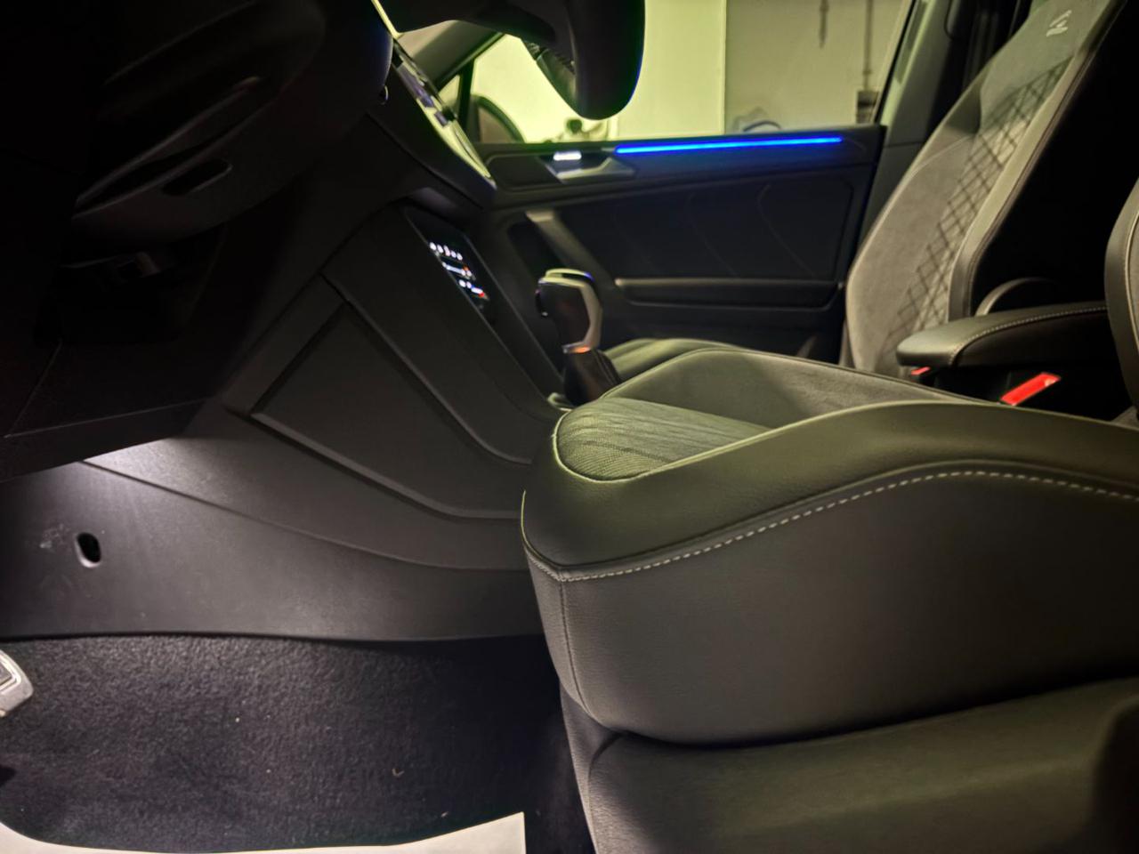 VOLKSWAGEN Tiguan 2.0 TDI 150 CV SCR DSG R-Line LUCI AMBIENTE - 21