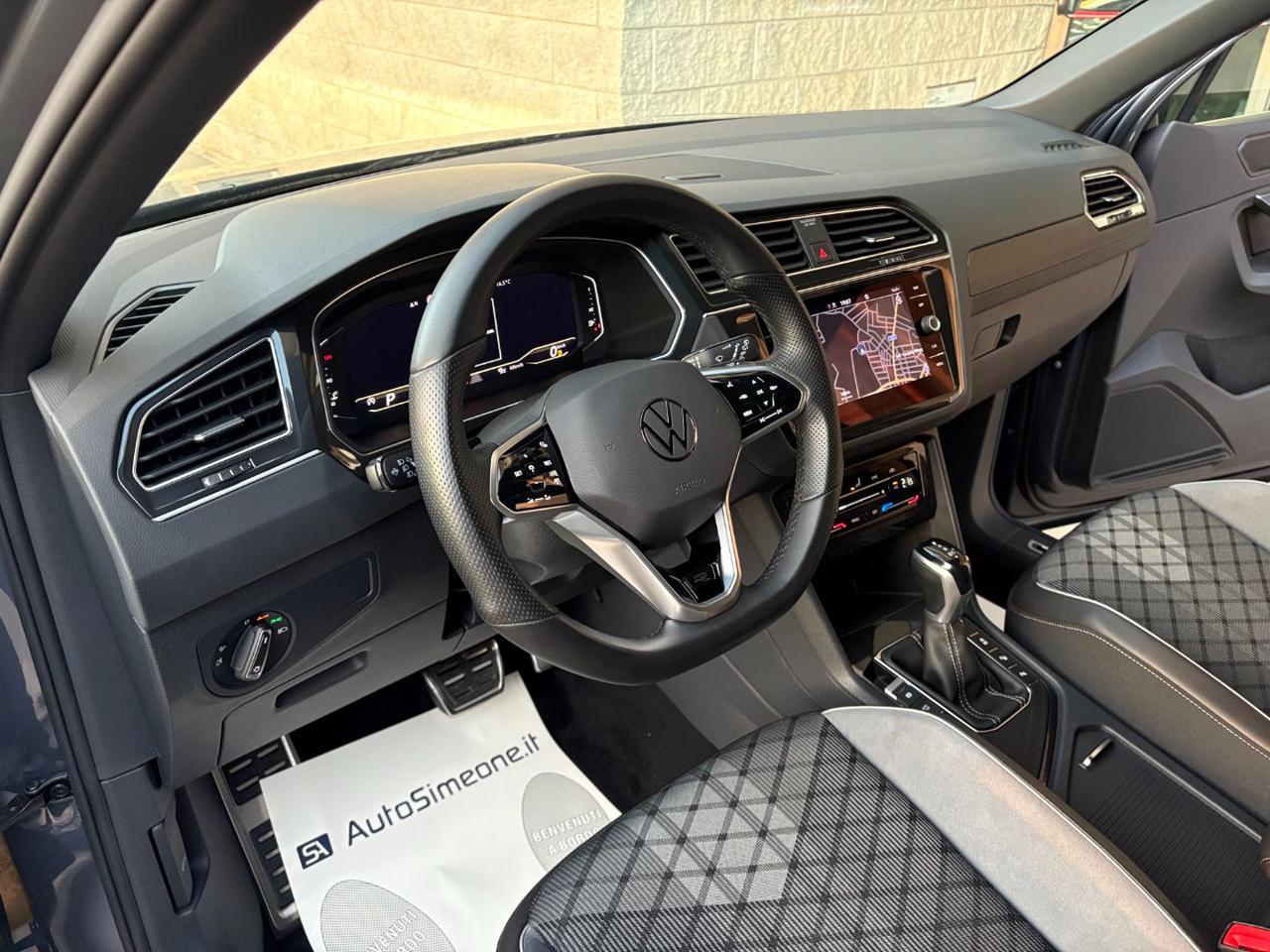 VOLKSWAGEN Tiguan 2.0 TDI 150 CV SCR DSG R-Line LUCI AMBIENTE - 12