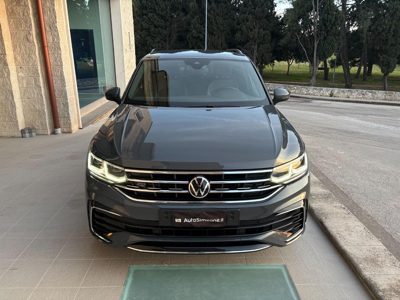 VOLKSWAGEN Tiguan 2.0 TDI 150 CV SCR DSG R-Line LUCI AMBIENTE - 2