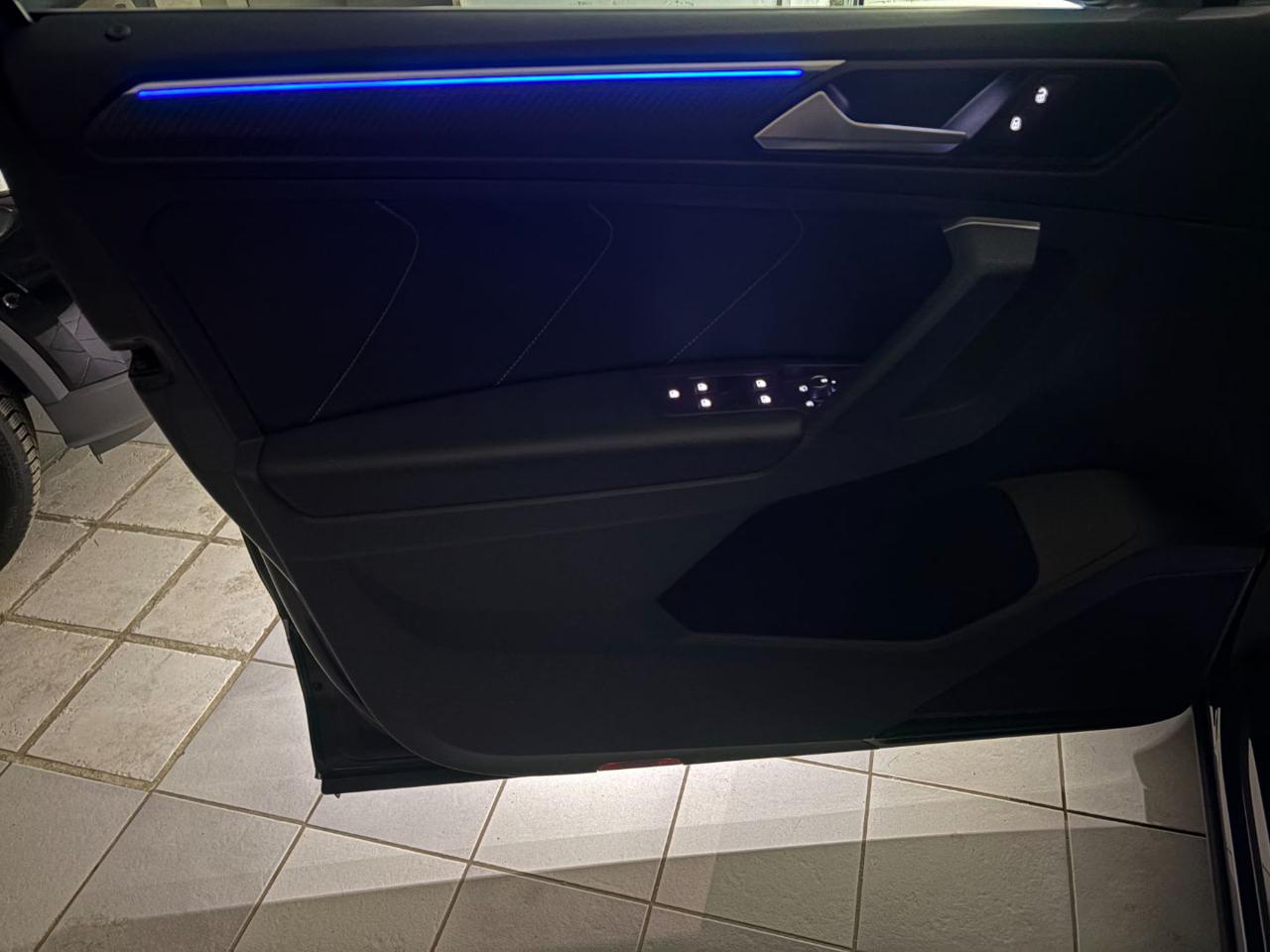 VOLKSWAGEN Tiguan 2.0 TDI 150 CV SCR DSG R-Line LUCI AMBIENTE - 22