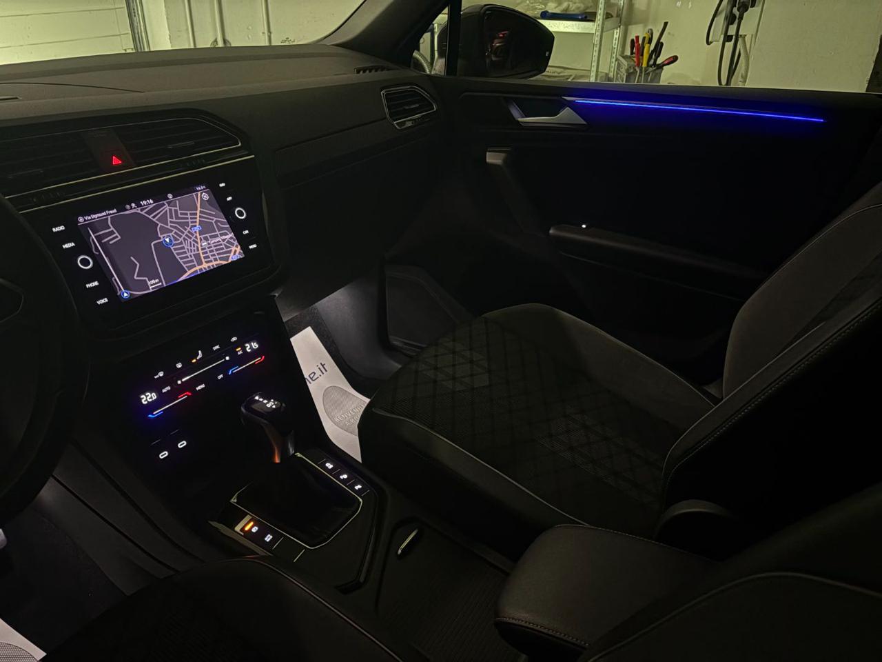 VOLKSWAGEN Tiguan 2.0 TDI 150 CV SCR DSG R-Line LUCI AMBIENTE - 20