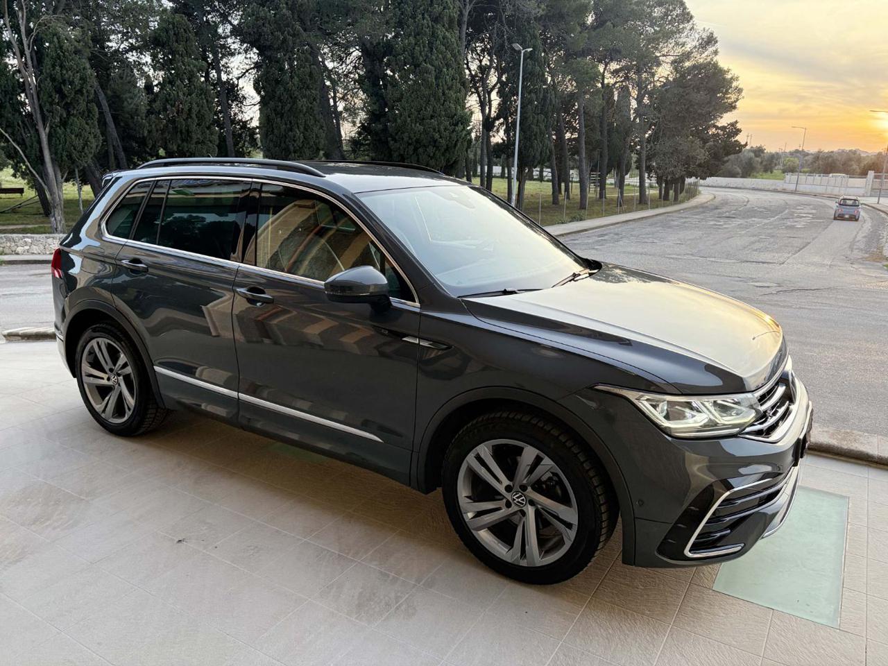 VOLKSWAGEN Tiguan 2.0 TDI 150 CV SCR DSG R-Line LUCI AMBIENTE - 3
