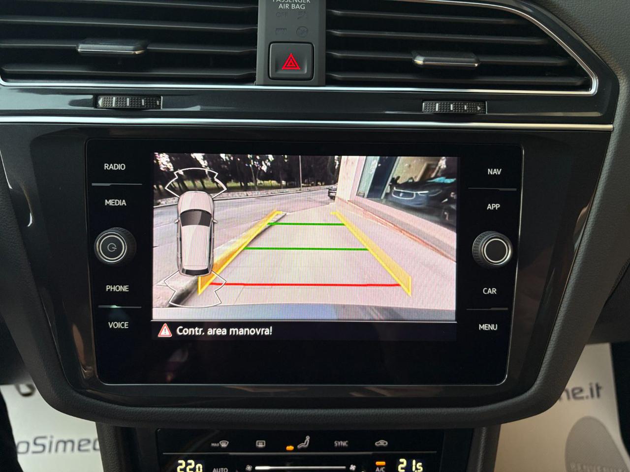 VOLKSWAGEN Tiguan 2.0 TDI 150 CV SCR DSG R-Line LUCI AMBIENTE - 18