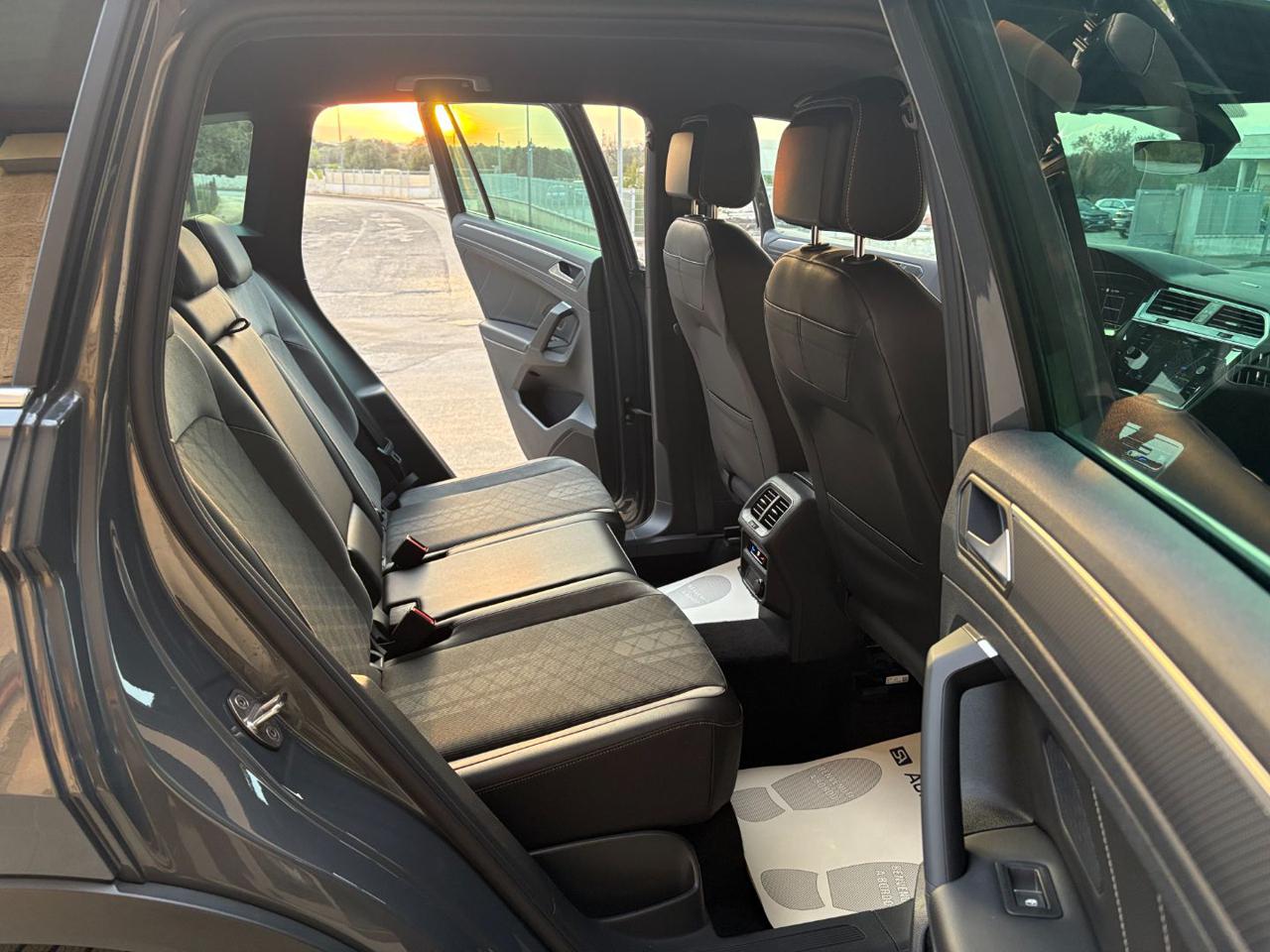 VOLKSWAGEN Tiguan 2.0 TDI 150 CV SCR DSG R-Line LUCI AMBIENTE - 11