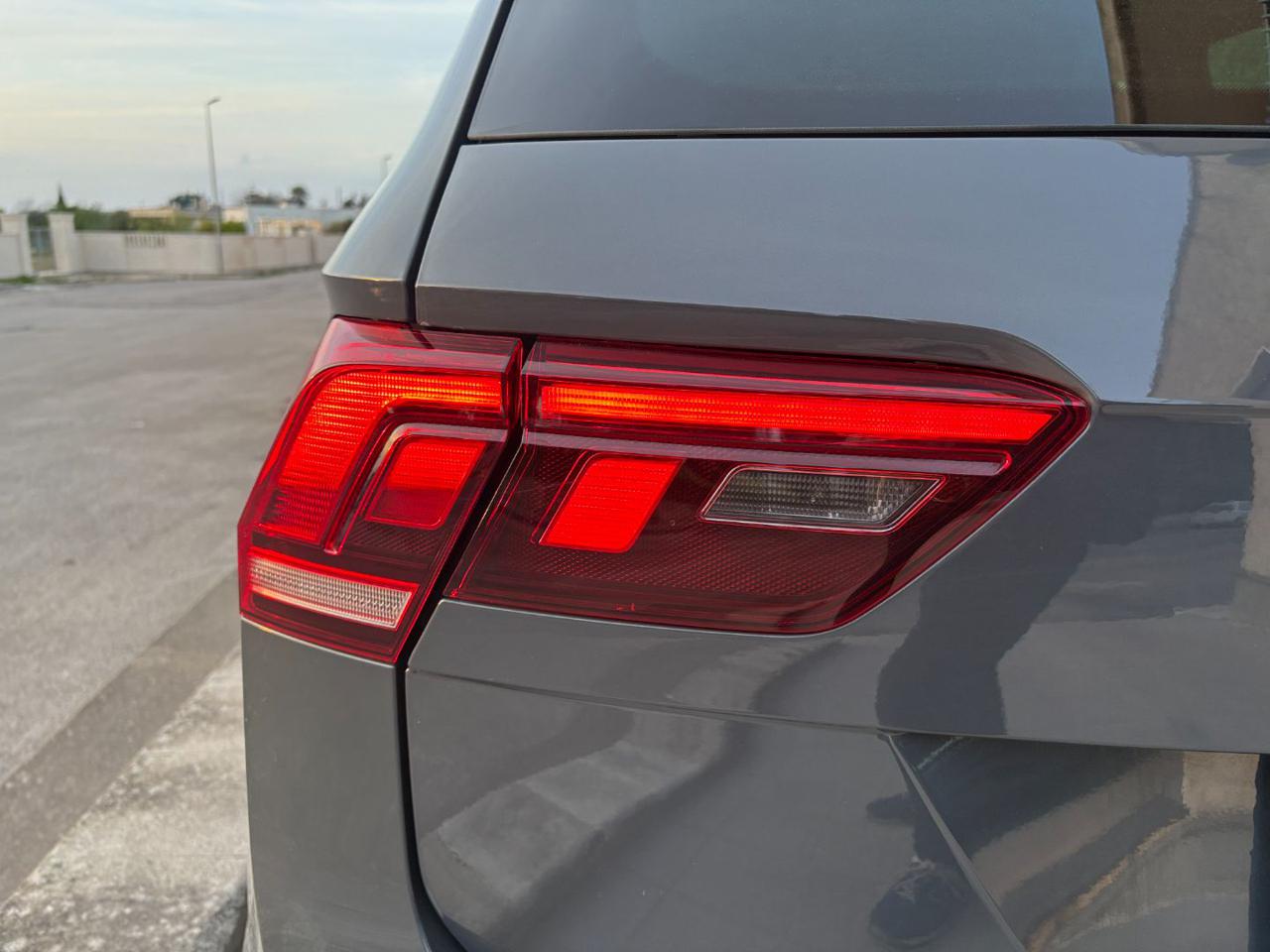 VOLKSWAGEN Tiguan 2.0 TDI 150 CV SCR DSG R-Line LUCI AMBIENTE - 35