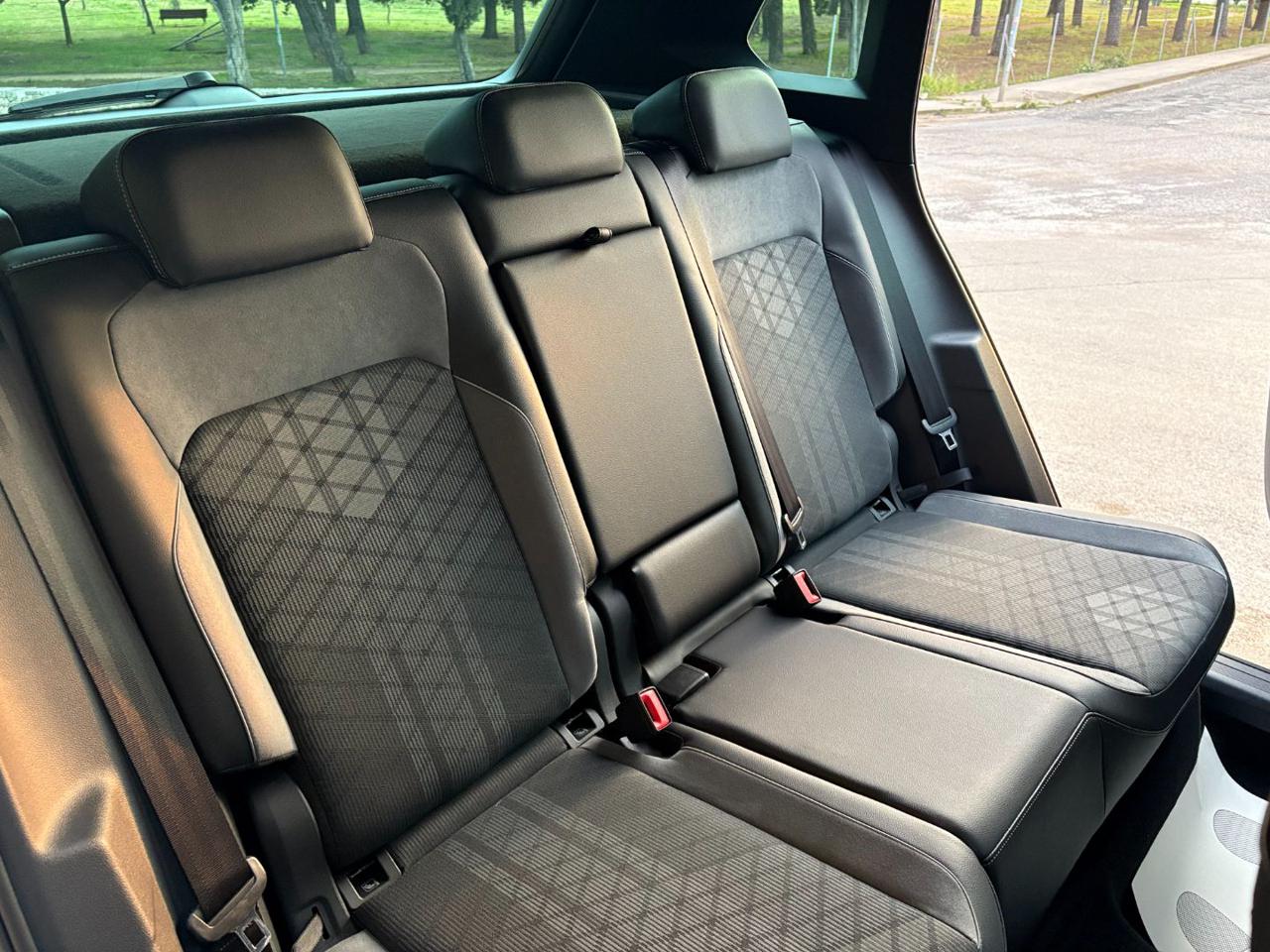 VOLKSWAGEN Tiguan 2.0 TDI 150 CV SCR DSG R-Line LUCI AMBIENTE - 24