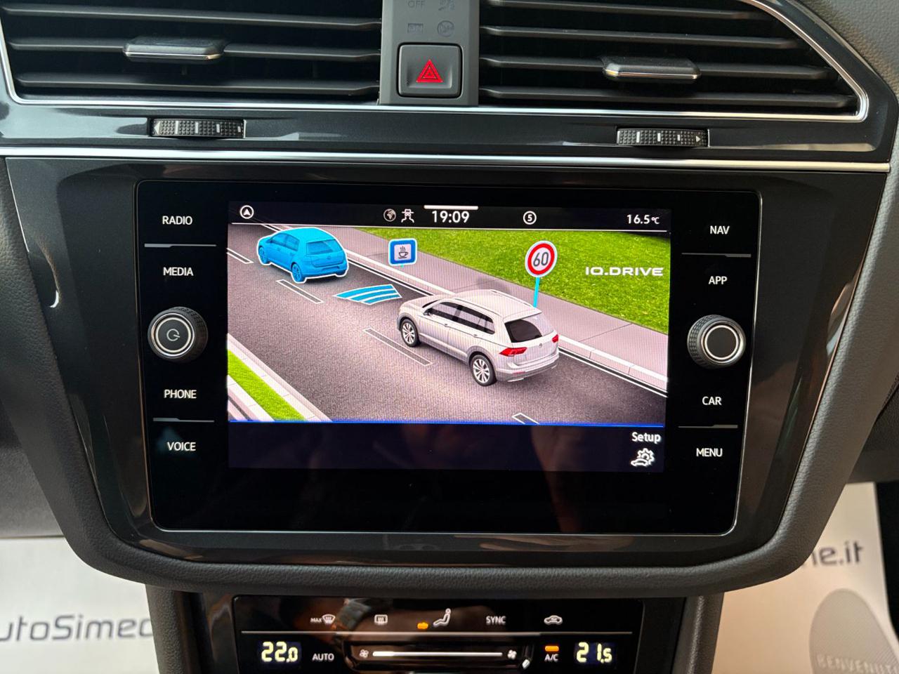 VOLKSWAGEN Tiguan 2.0 TDI 150 CV SCR DSG R-Line LUCI AMBIENTE - 32