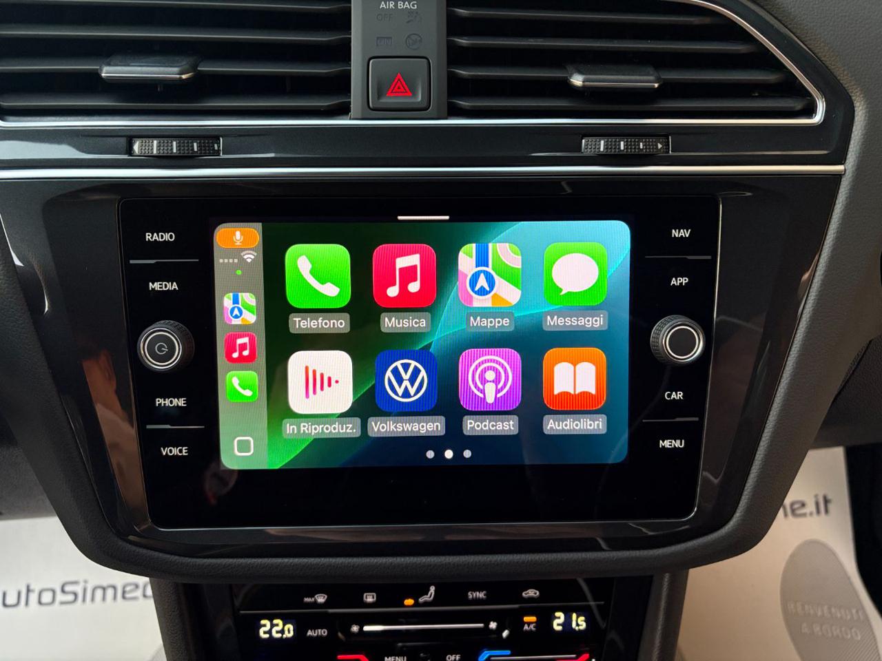 VOLKSWAGEN Tiguan 2.0 TDI 150 CV SCR DSG R-Line LUCI AMBIENTE - 17