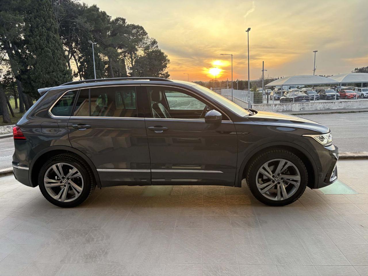 VOLKSWAGEN Tiguan 2.0 TDI 150 CV SCR DSG R-Line LUCI AMBIENTE - 4