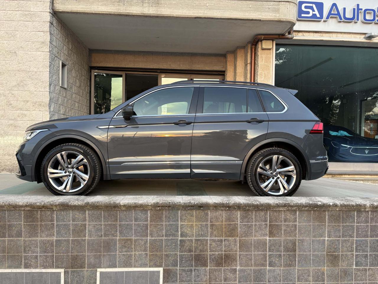 VOLKSWAGEN Tiguan 2.0 TDI 150 CV SCR DSG R-Line LUCI AMBIENTE - 8