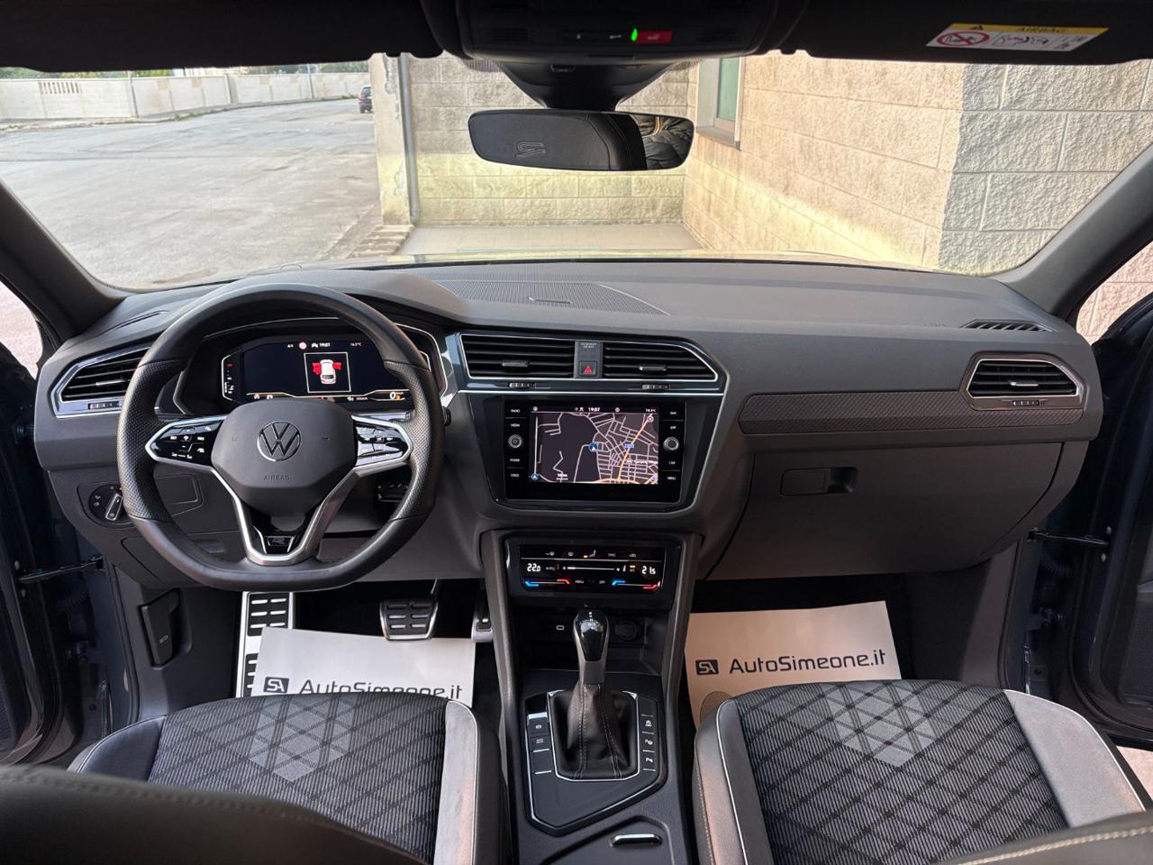 VOLKSWAGEN Tiguan 2.0 TDI 150 CV SCR DSG R-Line LUCI AMBIENTE - 13